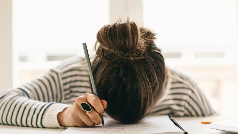 朋友在英國留學(xué)被開除不能畢業(yè)怎么辦